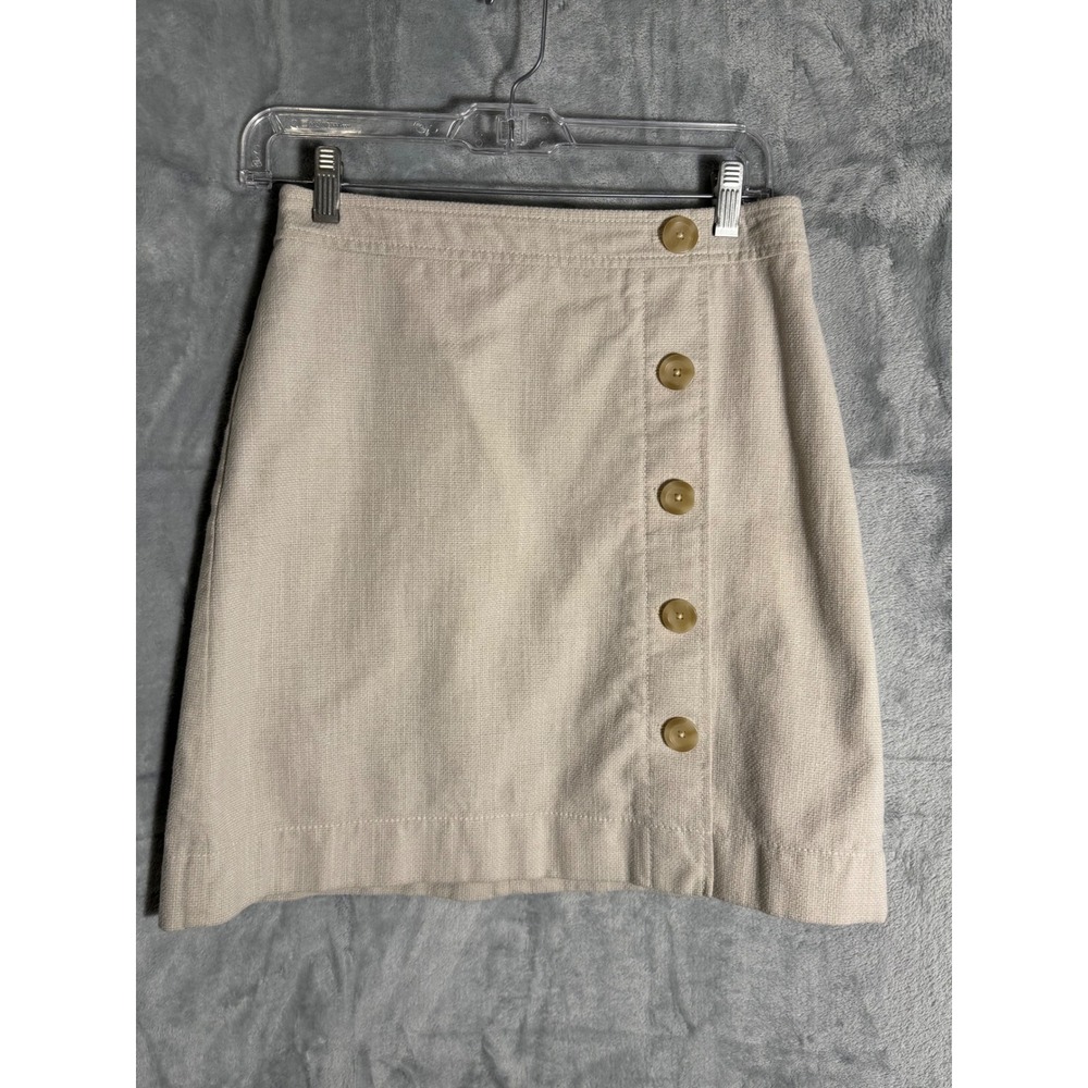 Ann Taylor Beige Textured Button Side Mini Skirt Size 2
Classic button accent